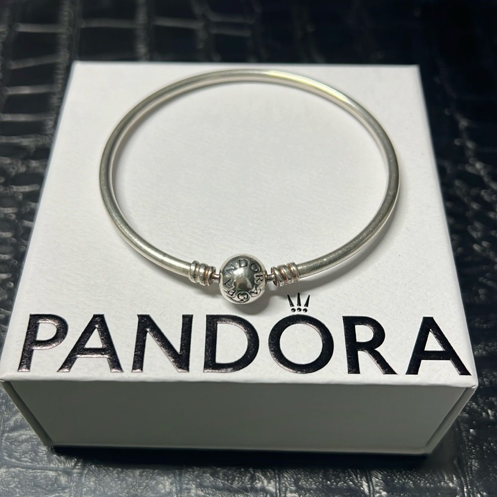 Pandora Round Clasp Bangle 7.5 inches (authentic)